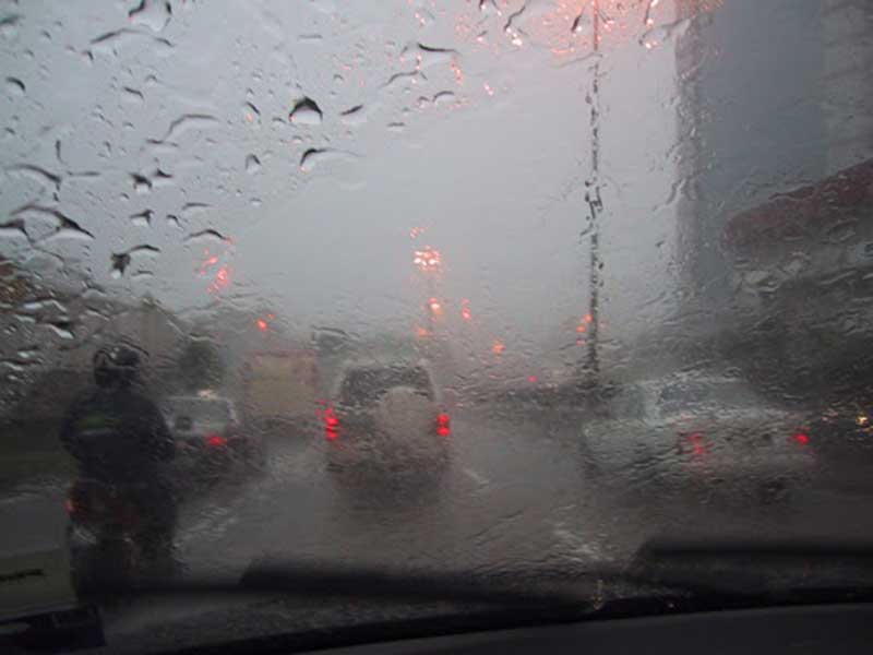 Berkendara saat hujan deras dan cuaca buruk