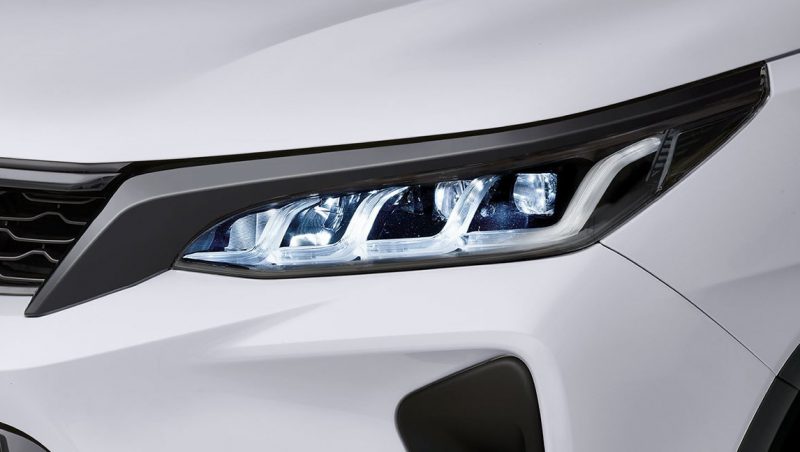 lampu LED pada Toyota fortuner terbaru