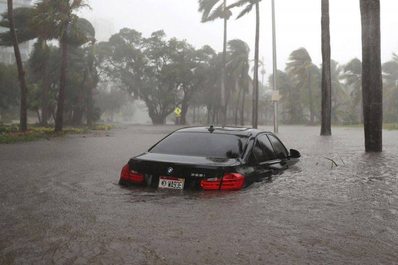 Pengecekan mobil bekas banjir