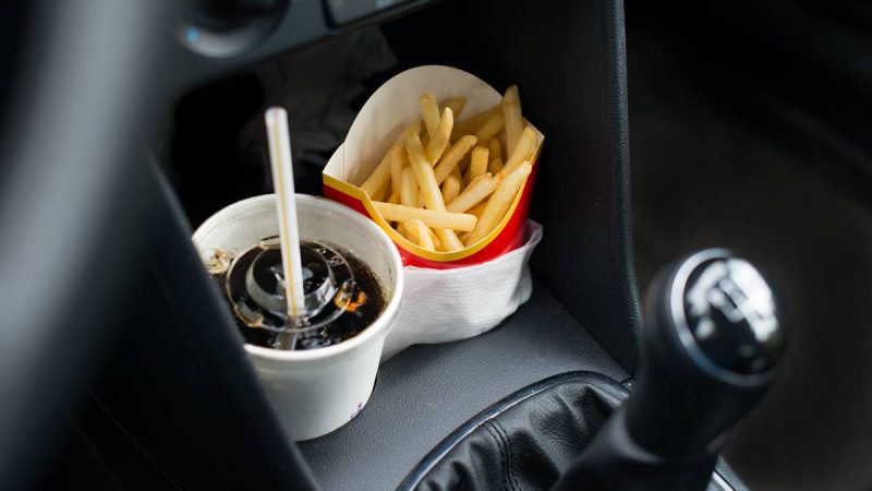 kebiasaan makan dan minum saat di dalam mobil